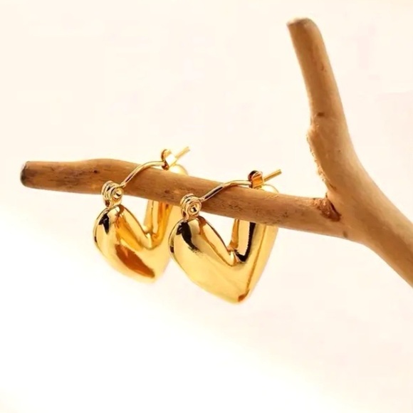 ✨Zara Cicely Gold Heart Huggie Earrings - Picture 5 of 6